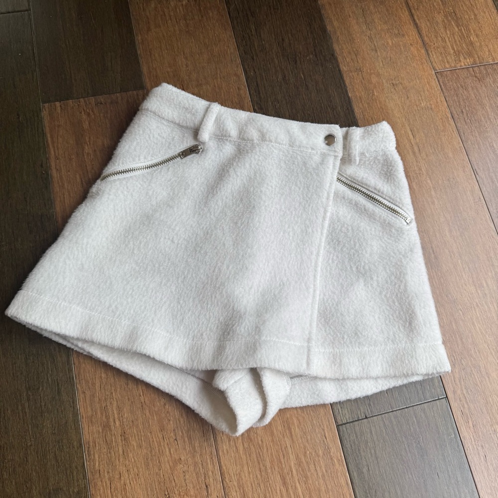 UNIF White Fuzzy Bab Skort ✨Rare